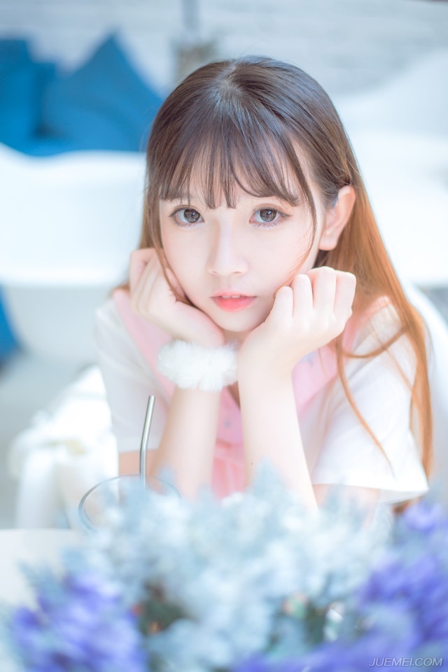 “是。”夜鹰向着大乔小乔微微一礼，很快消失在门外。